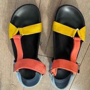 ZARA Sandals in Very Good Condition
Size 36 or 6 women’s